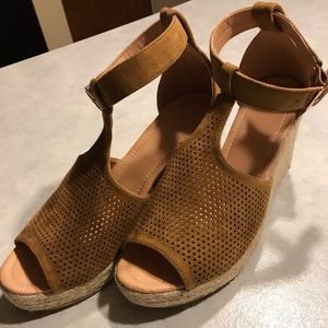 Gorgeous brown platform sandals.